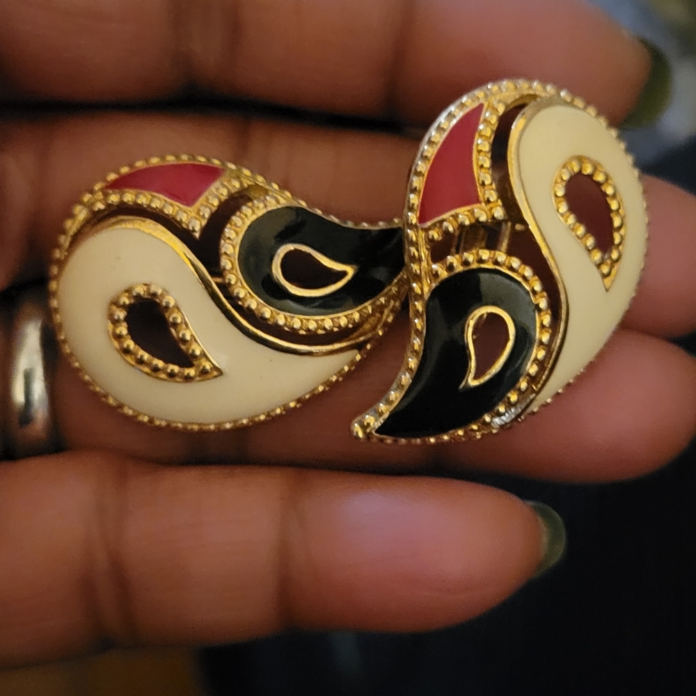 Paisley shaped Enamel AVON Clip-On Earrings Red Black White Gold Tone